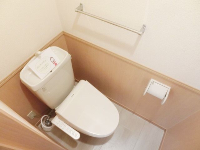 トイレ　温水洗浄便座付きのトイレです