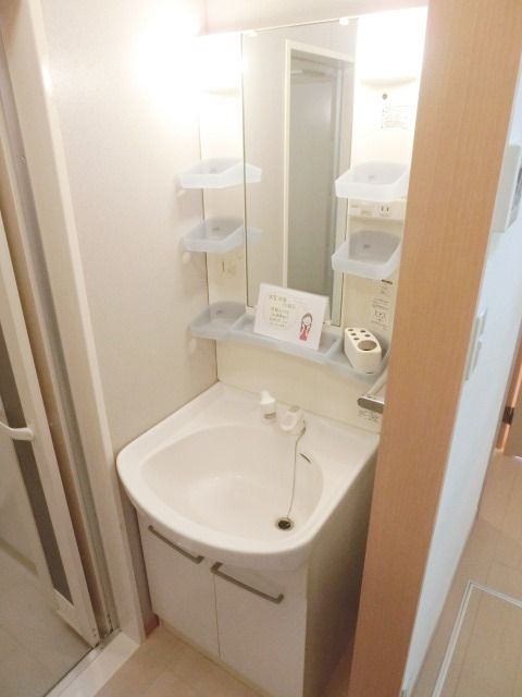 洗面設備　毎朝の準備に便利な独立洗面台