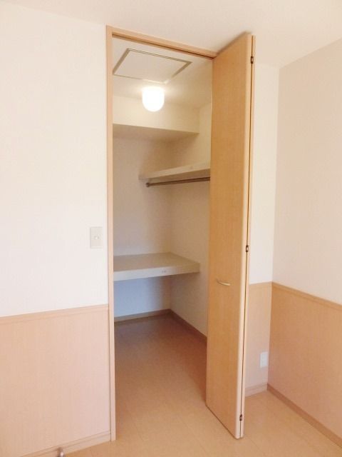 収納　奥行のあるウォークインクローゼット