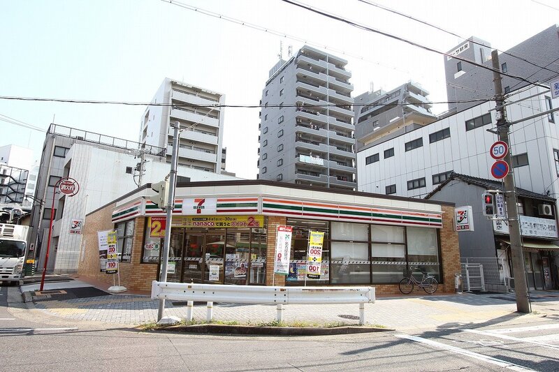 コンビニ　セブンイレブン名古屋新栄2飯田街道店（コンビニ）まで32m