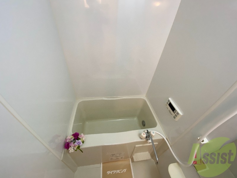 バス・シャワールーム　バスルームはゆったり浸かれる広さがあります。