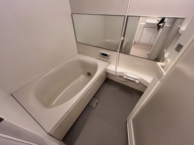 バス・シャワールーム　コンパクトで使いやすいお風呂です