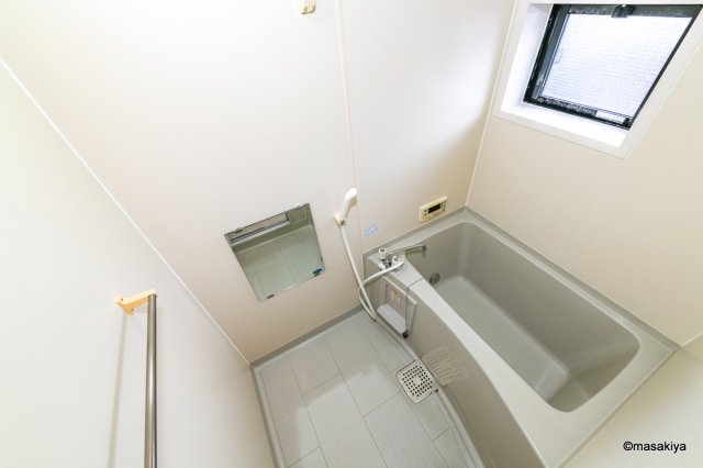 バス・シャワールーム　お風呂　追い焚き付きです。