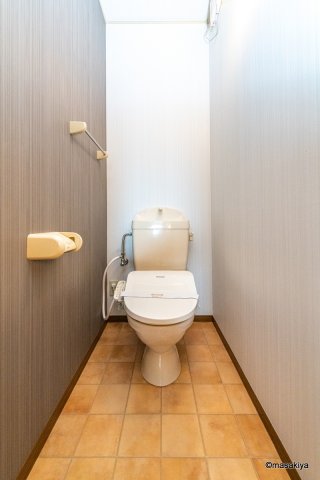 トイレ　トイレ　ウォシュレット付き。