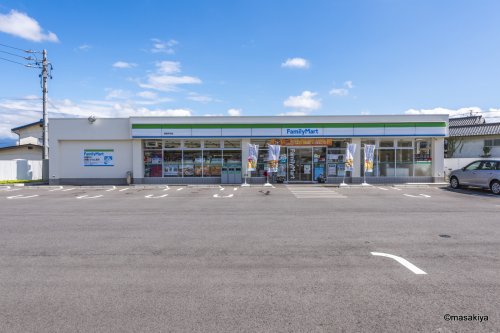 コンビニ　ファミリーマート 長野芹田店（コンビニ）まで123m