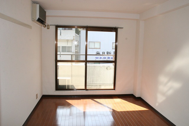 居室・リビング　明るい洋室です