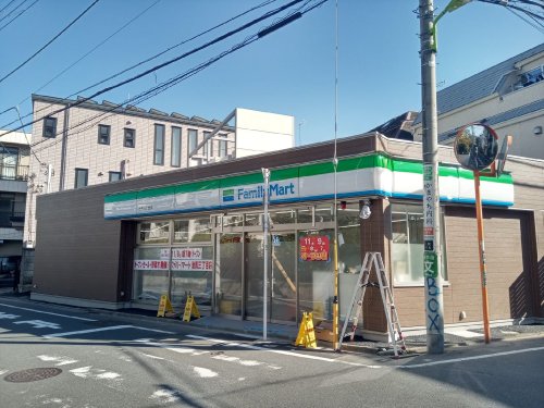 コンビニ　ファミリーマート 池尻三丁目店（コンビニ）まで822m