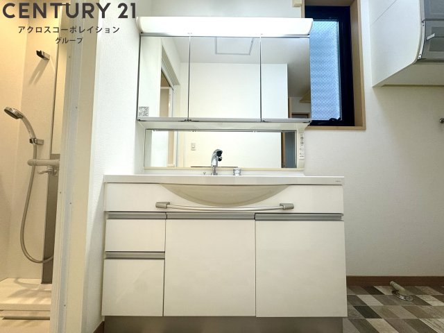 洗面設備　収納があり使い勝手の良い洗面台です♪
