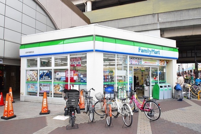 コンビニ　ファミリーマート　近鉄布施駅前（コンビニ）まで45m