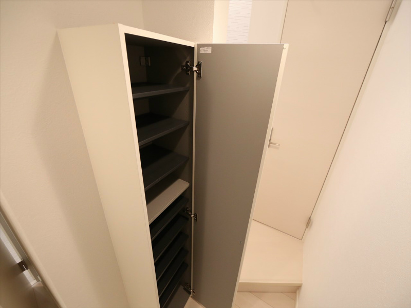 玄関　玄関　シューズボックス付（収納充実してます）