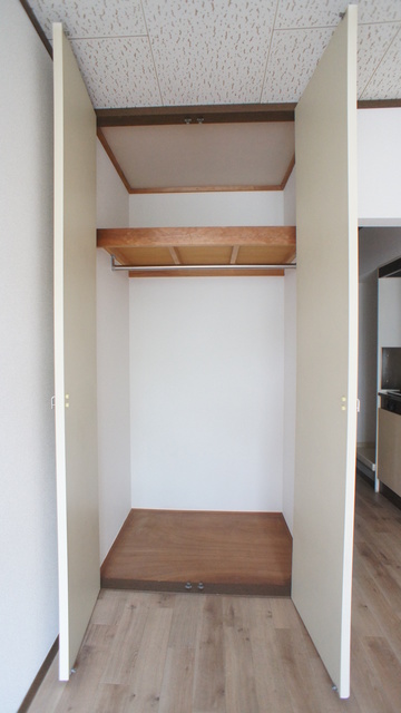 収納　パイプハンガーがあるのでたたまず衣類を掛けることができます♪