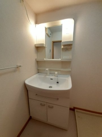 洗面設備　ゆったりとスペースのある洗面所