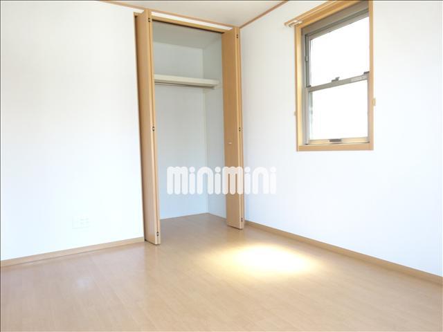 収納　明るい洋室です。