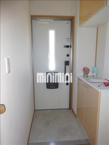 玄関　大きな下駄箱付の玄関です。