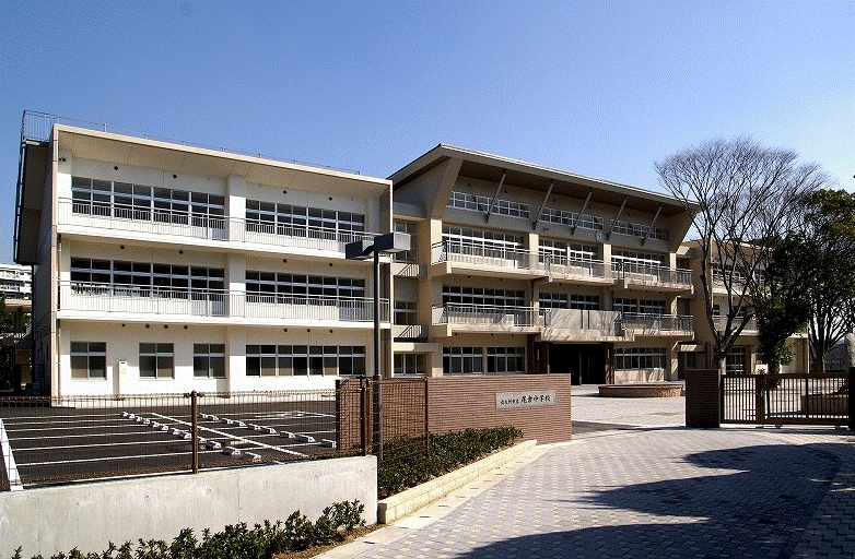 中学校　北九州市立尾倉中学校（中学校）まで791m
