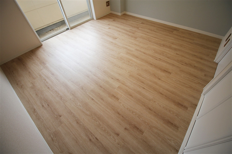 居室・リビング　床も素敵です。素足で歩くと感触がとても良いです。