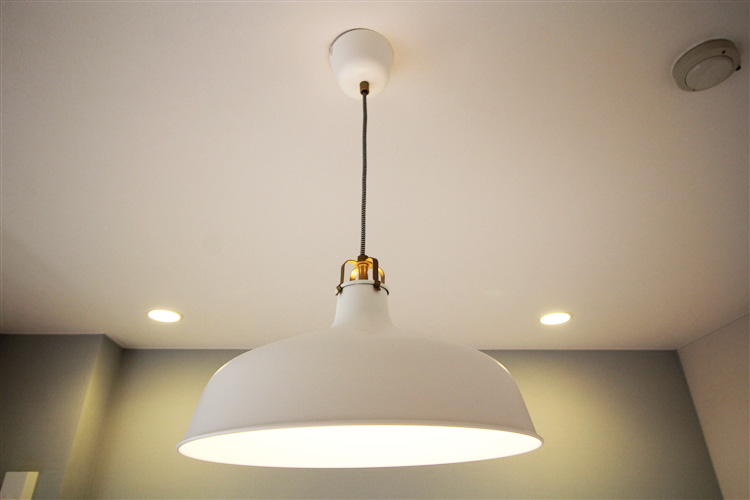 その他設備　IKEAの照明がついています。