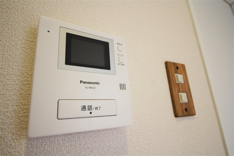 セキュリティ　モニターホン付き。木製のスイッチプレート