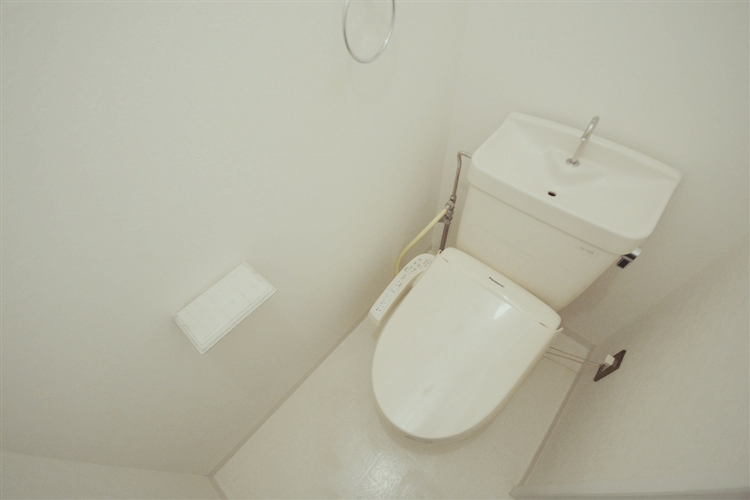 トイレ　ウォシュレット。上部には便利な棚付き。