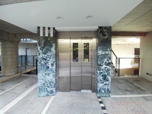 ロビー　エレベーター