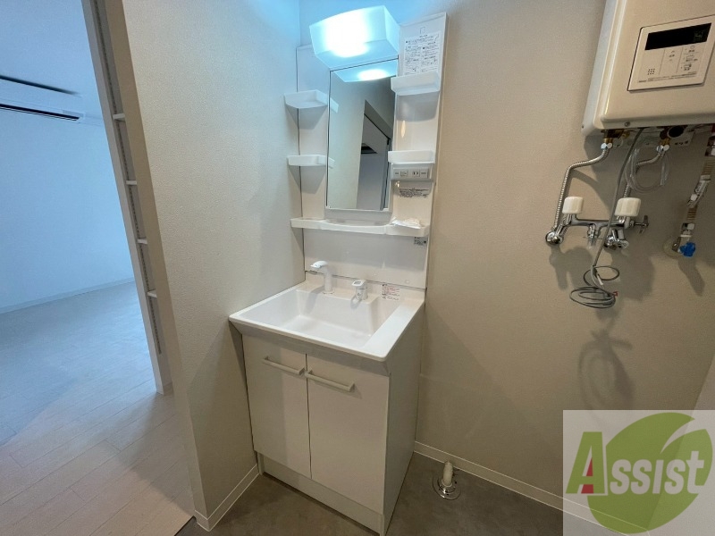 洗面設備　大きくて使いやすそうな独立洗面台になっています。