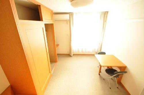 居室・リビング　開放的な窓があり明るい空間です