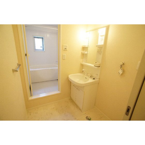 洗面設備　シャンプードレッサー、室内洗濯機置き場あり