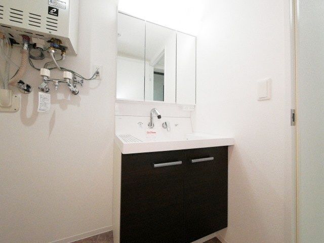 洗面設備　※写真は別号室です。