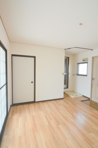 居室・リビング　明るいリビング。