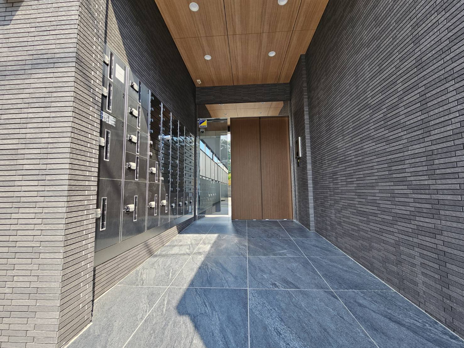 エントランス　宅配ボックスあり。