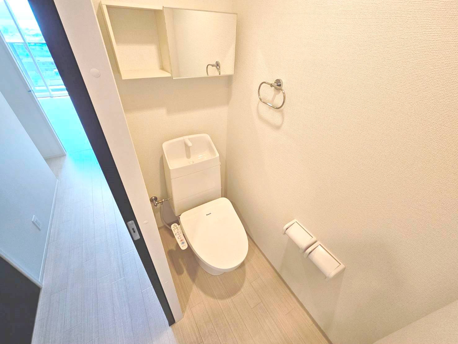 トイレ　温水洗浄便座付き。