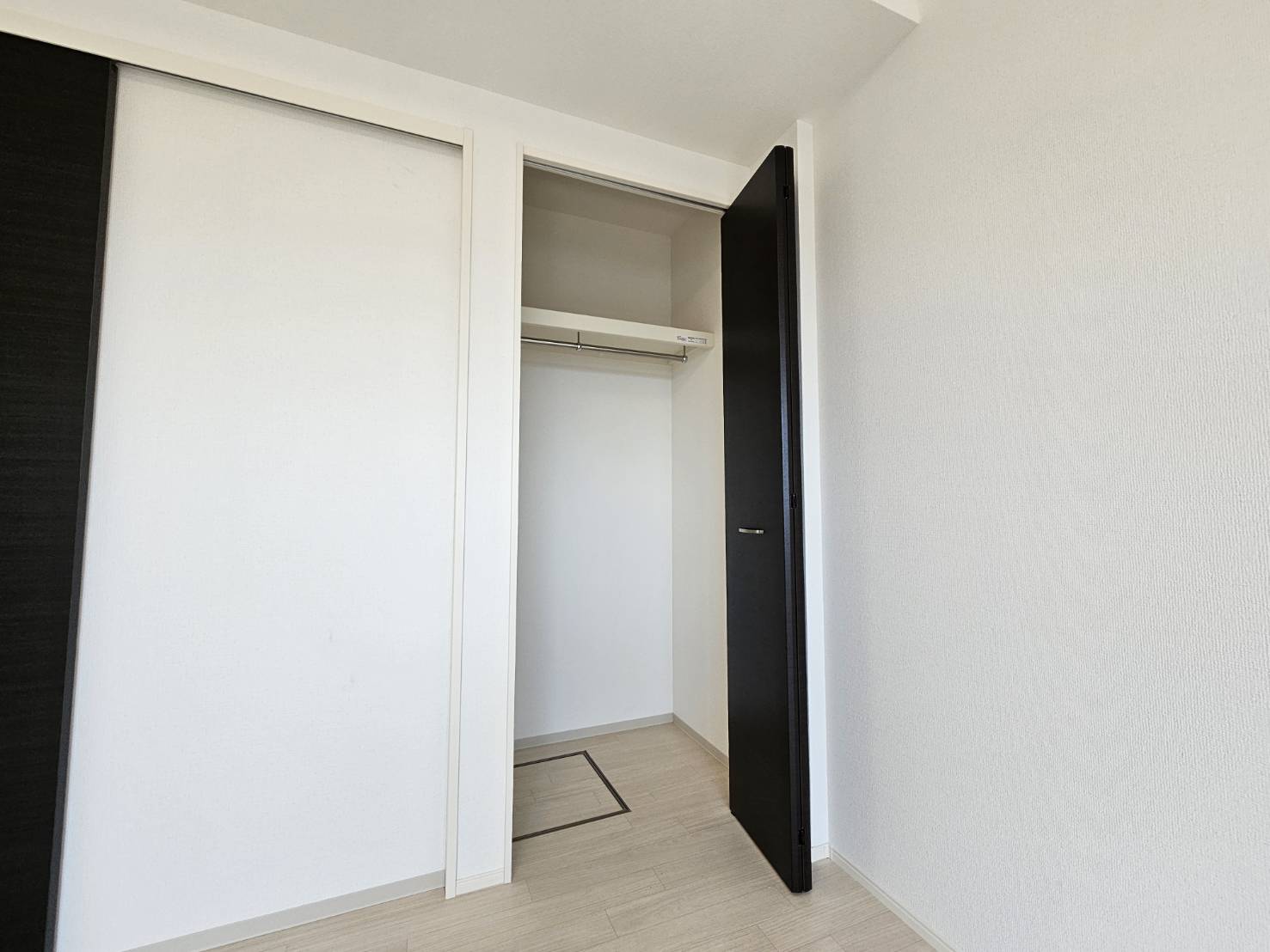 収納　ハンガーパイプ付きクローゼット。