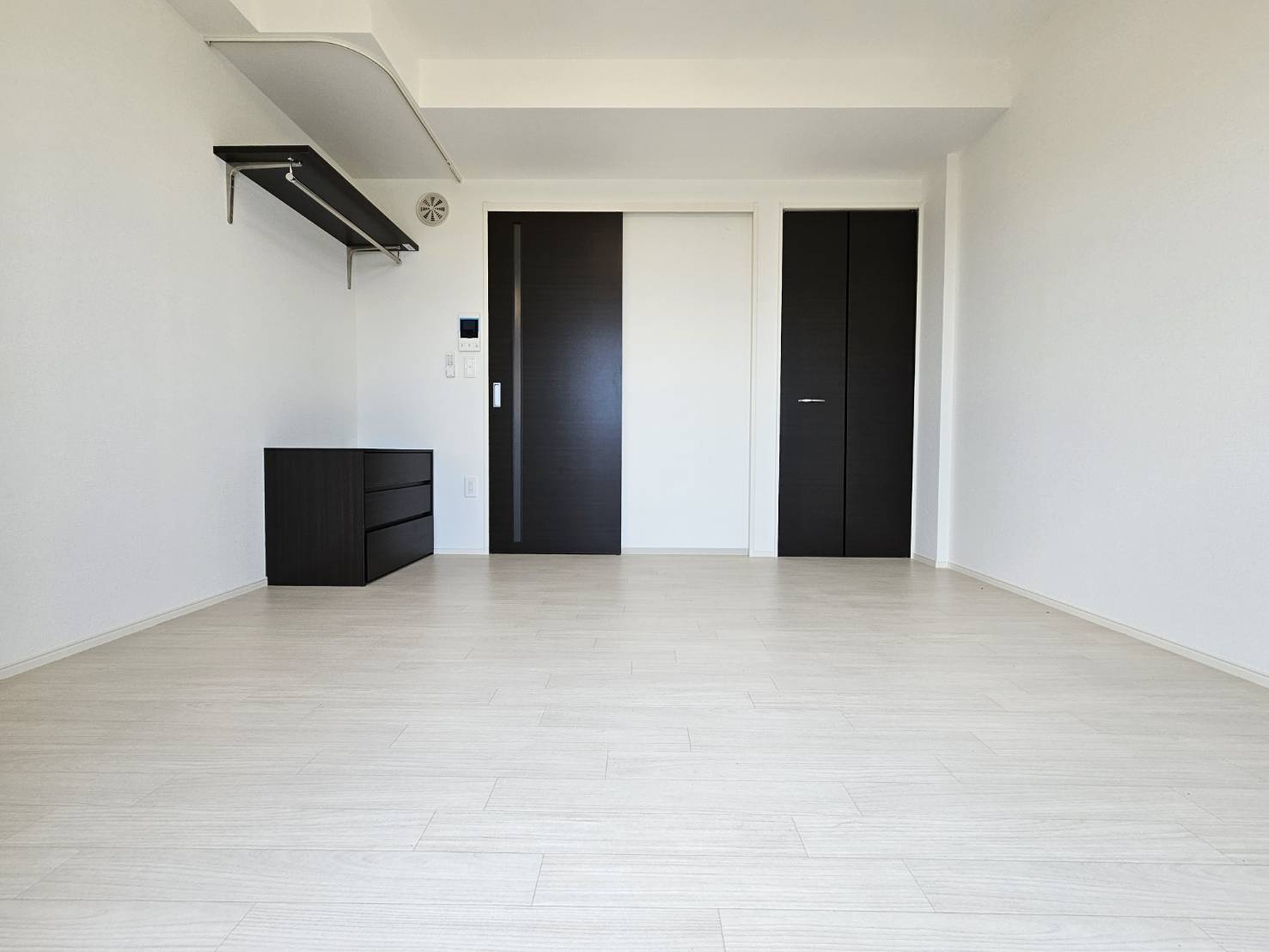 居室・リビング　白基調の洋室。