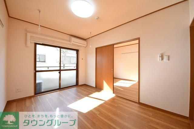 居室・リビング　★6帖の洋室・南向きでとても日当たりのいいお部屋です★