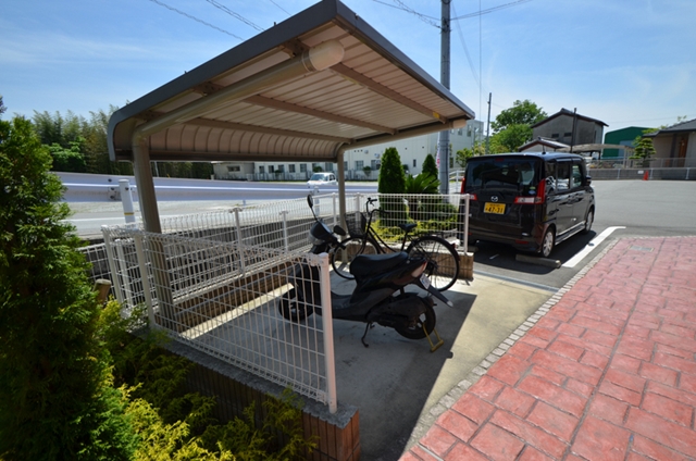 駐車場　多少の雨であれば大丈夫！雨風の強い日はシート等で対策を！