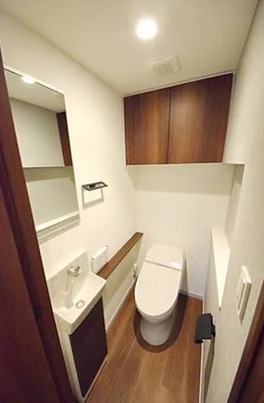 トイレ　落ち着いた色調のトイレです