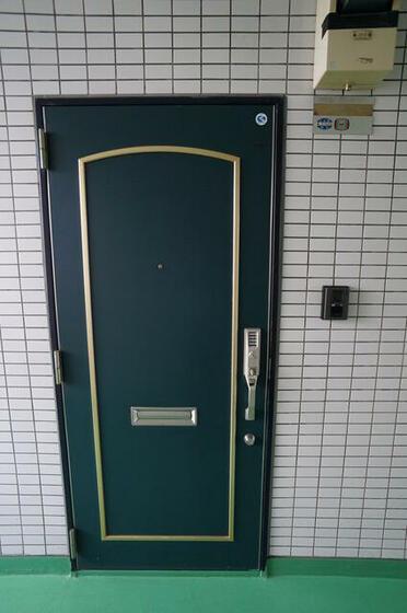 エントランス　落ち着いたエントランスです