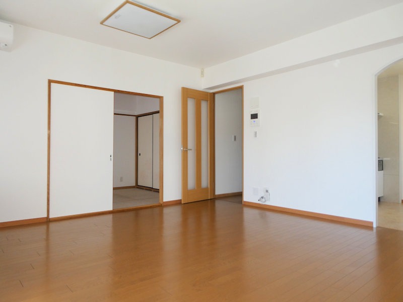 居室・リビング　床暖房完備・南バルコニーに面した開放的な１１帖リビング♪