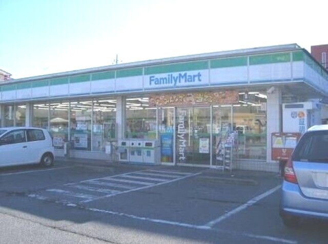 コンビニ　ファミリーマート伊勢崎山王町店（コンビニ）まで102m