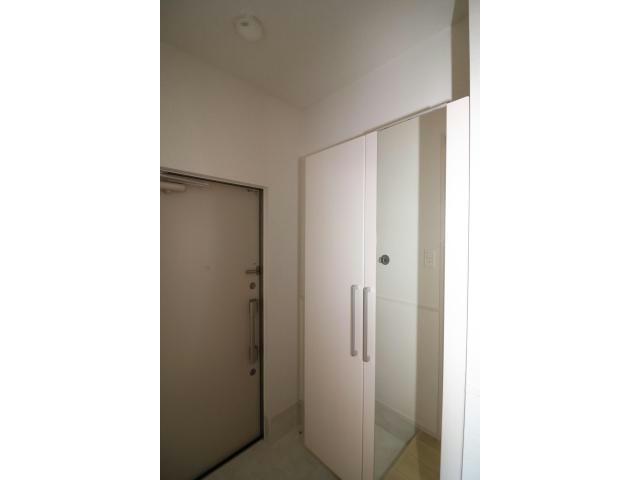 玄関　下駄箱付き