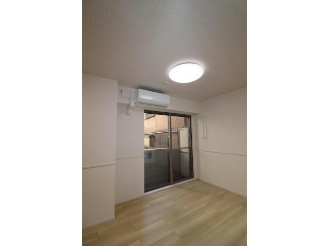 居室・リビング　エアコン付き。照明が付いています