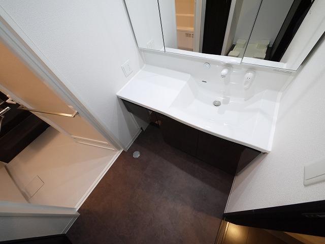 洗面設備　ゆったりとスペースのある洗面所