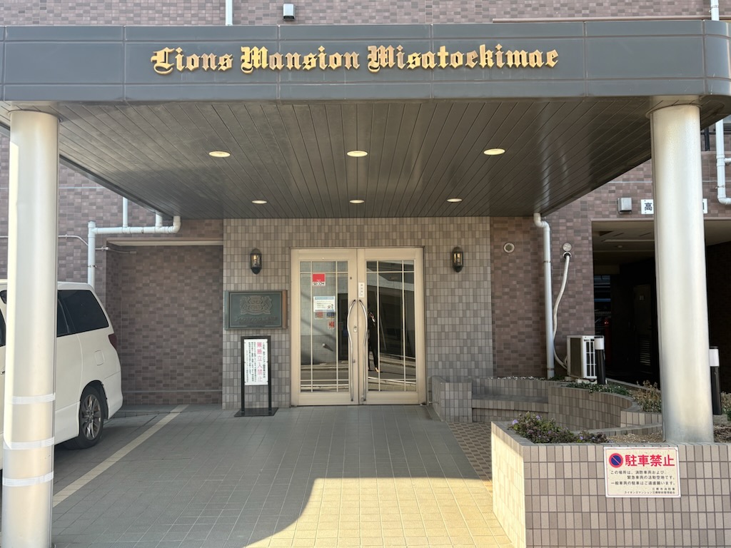 エントランス　エレガントなエントランス　　　オートロック付