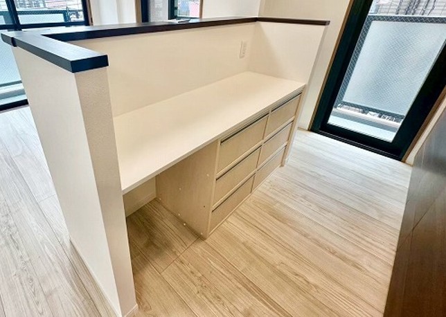 その他　キッチン対面カウンター　引き出しはリノベ時に創作
