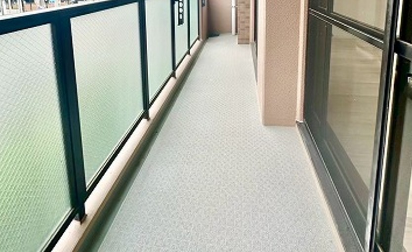 バルコニー　南西向　陽当たり良好のバルコニー