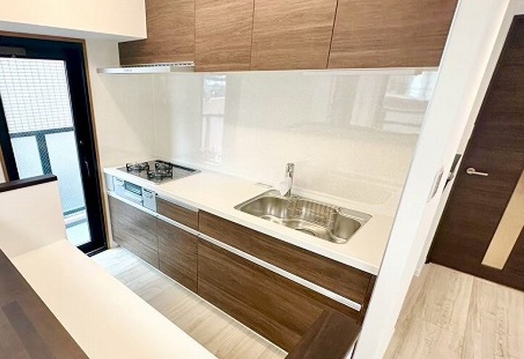 キッチン　キッチン・ビルトインコンロ新品　　キッチン横にバルコニー付