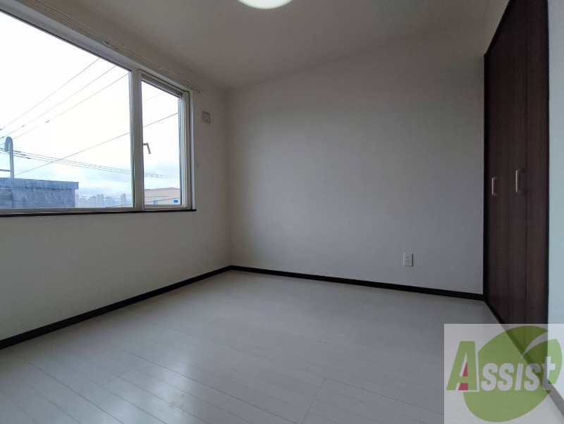 その他部屋・スペース　戸を閉めるとリビングと区切られた寝室にすることができますよ。