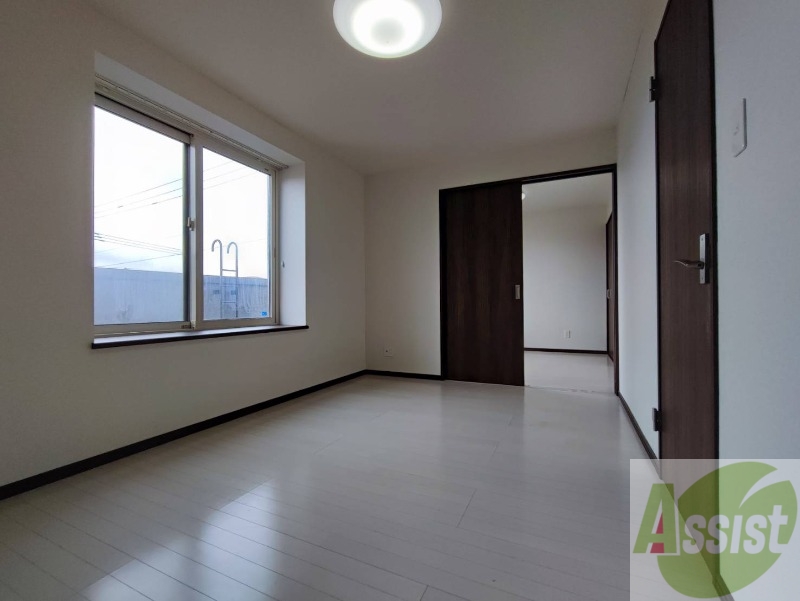 居室・リビング　フローリングや壁の色がお洒落な印象のリビングです。