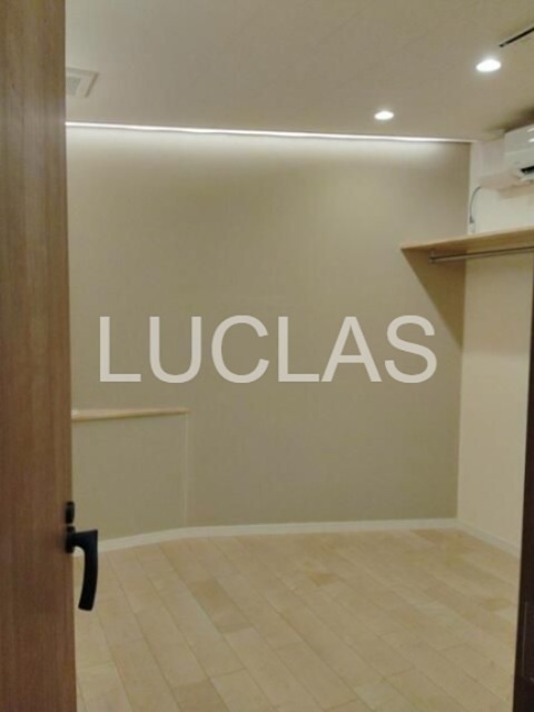 その他部屋・スペース　木目調の床と白の壁紙で暖かみのある居室♪