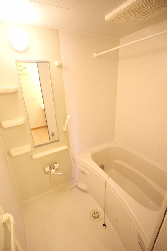 バス・シャワールーム　1　追い焚き、浴室乾燥機付きバス